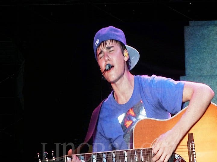 justin bieber kl concert. Justin Bieber Shouts #39;Hello