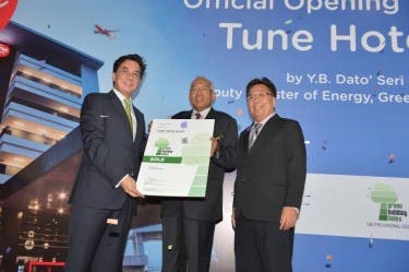 Group CEO of Tune Hotels Mark Lankester (left) receiving the Green Building Index (GBI) GOLD Rating Certificate from Deputy Minister of Energy, Green Technology and Water Malaysia Dato' Seri Mahdzir Khalid (centre) witnessed by the GBI Chairman Architect Von Kok Leong.