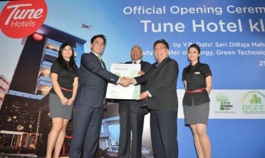 Group CEO of Tune Hotels Mark Lankester (left) receiving the Green Building Index (GBI) GOLD Rating Certificate from Deputy Minister of Energy, Green Technology and Water Malaysia Dato' Seri Mahdzir Khalid (centre) witnessed by the GBI Chairman Architect Von Kok Leong.