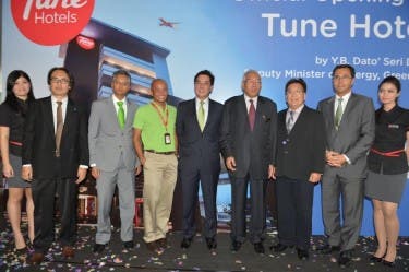 From left: UNDP Assistant Resident Representative Asfaazam Kasbani; Executive Director of Faber Group Azmir Merican; AirAsia X CEO Azran Osman-Rani; Group CEO of Tune Hotels Mark Lankester; Deputy Minister of Energy, Green Technology and Water Malaysia Dato' Seri Mahdzir Khalid; GBI Chairman Ar. Von Kok Leong and Tune Hotels COO Frank Trampert.