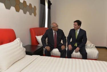 Photo 4a - Group CEO of Tune Hotels Mark Lankester (right) showing a family room at Tune Hotel klia2 to Deputy Minister of Energy, Green Technology and Water Malaysia Dato' Seri Mahdzir Khalid.